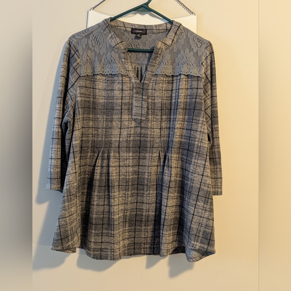 Cocomo Gray Plaid Knit And Lace Baby doll Tunnic Top. Size 1X. EUC.